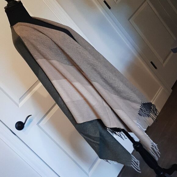 Viola Firenze Made in Italy Shawl - Picture 2 of 7